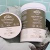 savon noir 200g et 1kg avec linge bleu sur fond bleu dans récipient noir