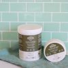 savon noir 200g et 1kg et linge bleu sur fond bleu