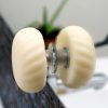 porte savon aimanté sur un miroir fixé au shampooing solide